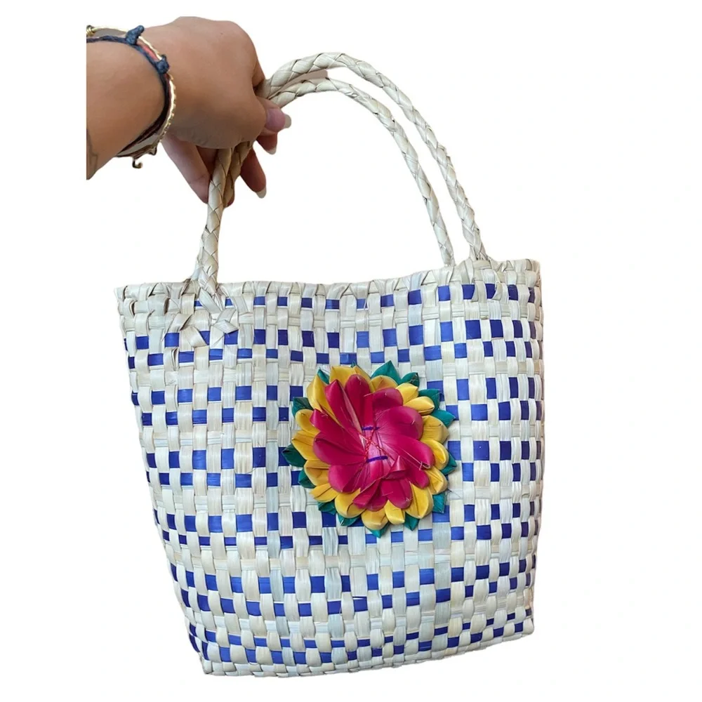BEAUTIFUL Oaxaca Handmade Straw Tote Purse Made in Mexico with Flower detail - Picture 1 of 10